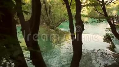 详细查看美丽的瀑布在普利特维国家公园，克罗地亚